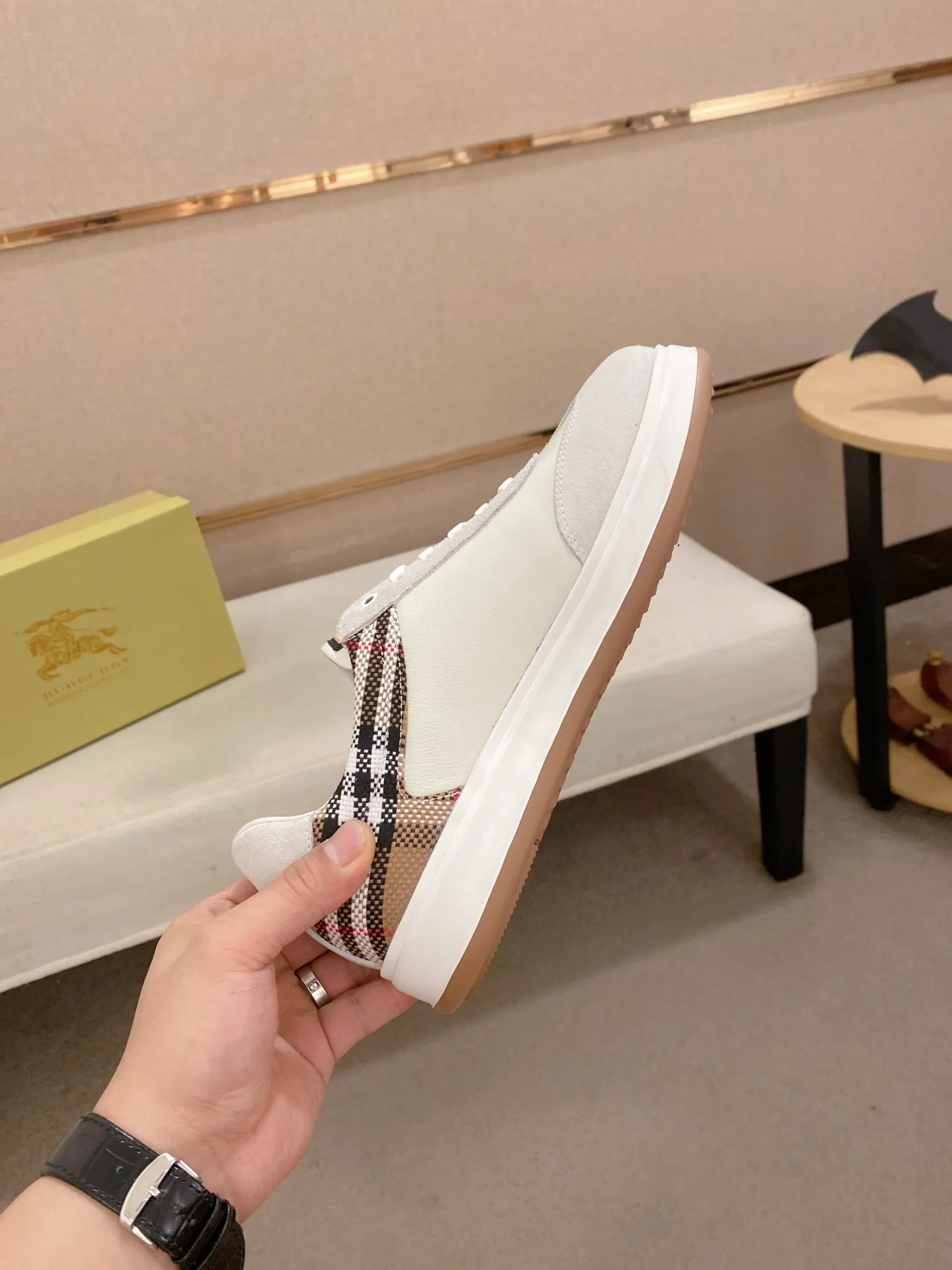 Men's shoes💰: 440💰🇮🇹🇮🇹The counters are synchronized with Burberry's top purchasing agents🔍🔍Synchronized sales. Positive code number: 38-44. Italian imported cowhide, fully imported sheepskin lining, sole: original sole provided by the original factory, exclusive movable molded sole, super comfortable, original factory follow-up order, 🔍🔍high quality, you can enter and leave the counter at will, welcome to compare (45 yuan for customization, no return or exchange)